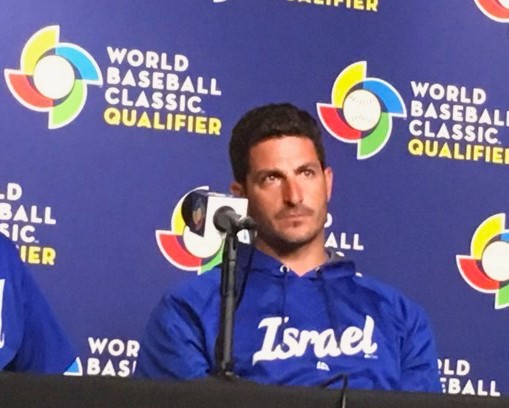 Two Israeli baseball players, Jason Marquis and Cooperstown inductees, at a press conference.